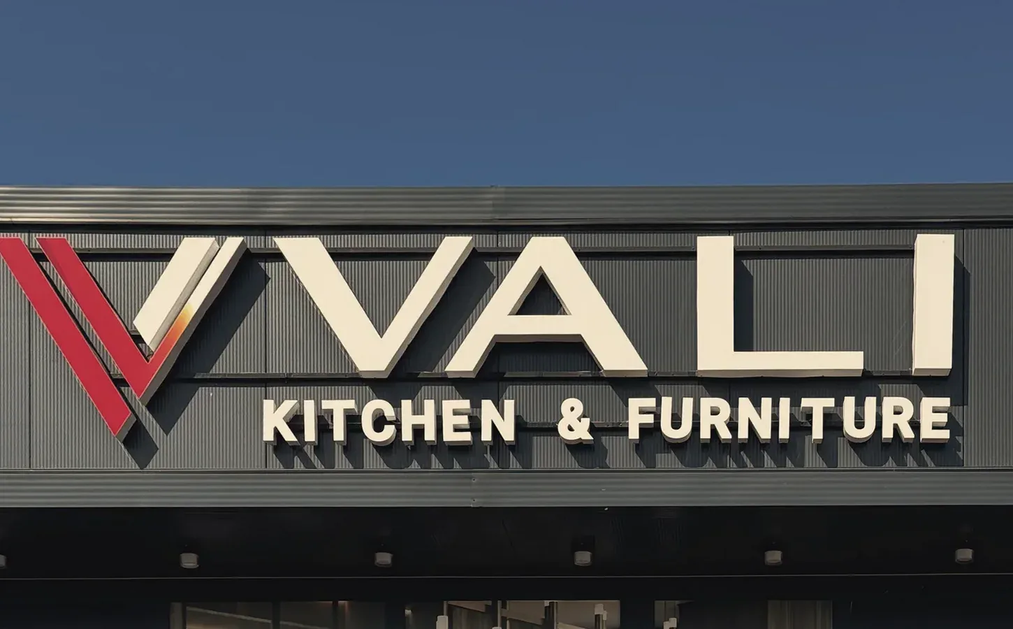 Fasada e showroom-it me tabelën VALI Kitchen & Furniture