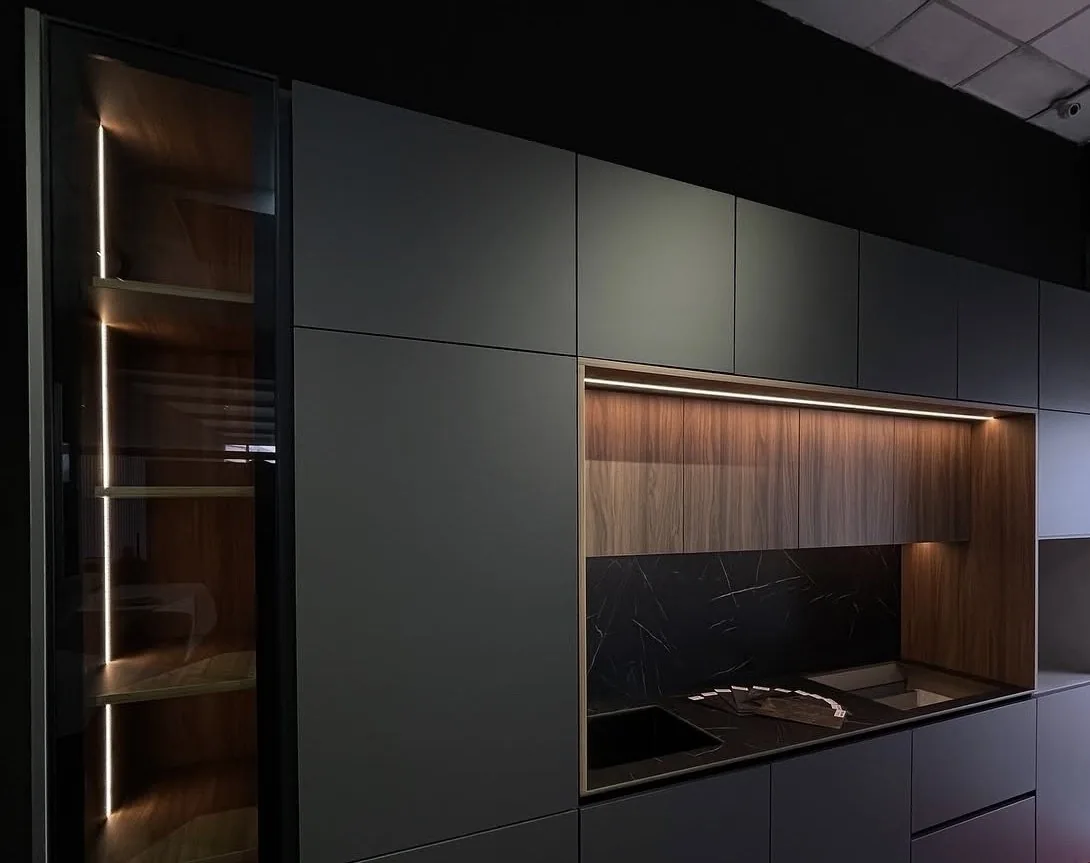 Kuzhinë e errët me ndriçim LED në showroom