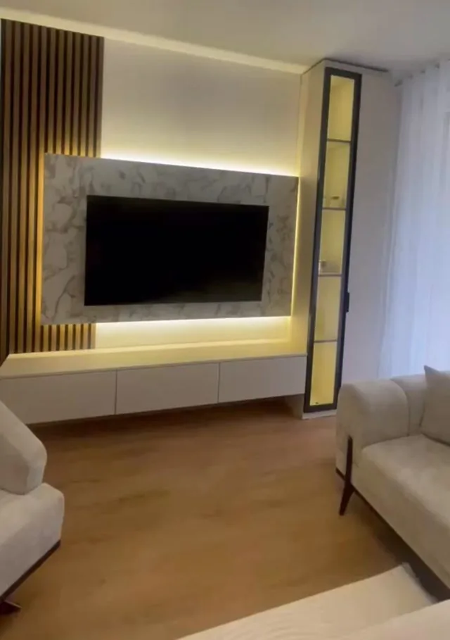 Mur TV me ndriçim LED dhe rafte anash
