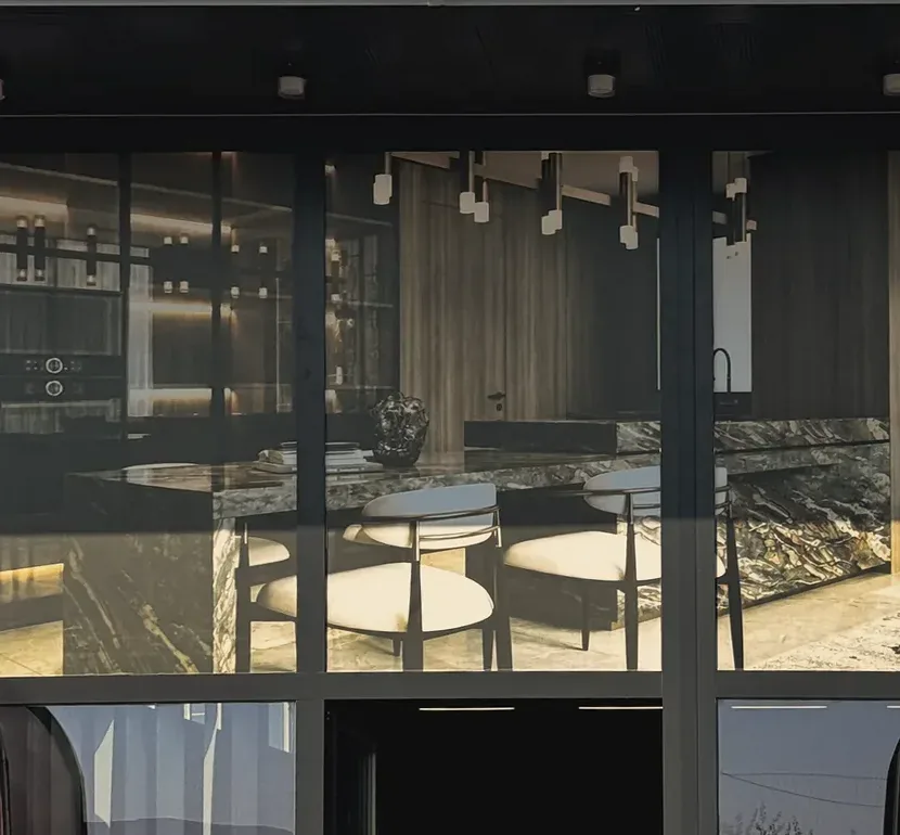 Vitrina e showroom-it Mobileria Vali Design me kuzhinë dhe tavolinë